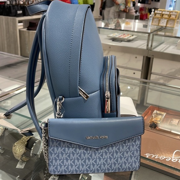 MICHAEL KORS 
Maisie Medium Pebbled Leather 2-in-1 Backpack
Denim 
NWT - Picture 14 of 16